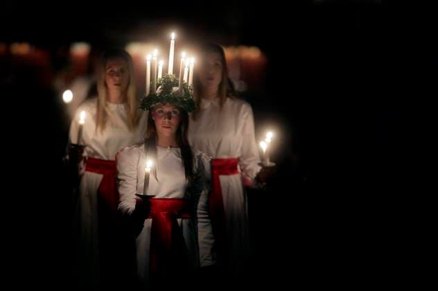 ENKÖPING 20061213 Traditionellt luciafirande. Emelie Färnkvist, arets lucia i Enköping, bär en luciakrona med levande ljus. Foto Fredrik Sandberg SCANPIX Kod 10180 ENKÖPING Sverige x10180x *** ENKÖPING 20061213 Traditional Lucia celebration Emelie Färnkvist, this years Lucia in Enköping, wears a Lucia crown with candles Photo Fredrik Sandberg SCANPIX Code 10180 ENKÖPING Sweden x10180x  Copyright: xFredrikxSandbergx xTTx 10180