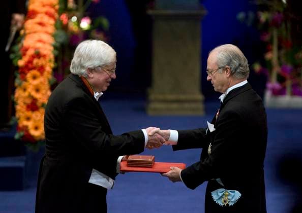 STOCKHOLM 20071210 King Carl XVI Gustaf presents the Nobel Prize in Chemistry to Gerhard Ertl from Germany at the award ceremony in the Stockholm Concert Hall STOCKHOLM SWEDEN x10050x  Copyright: xPONTUSxLUNDAHLx xTTx x NOBEL 2007 KONSERTHUSET