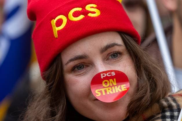 News Themen der Woche KW17 News Bilder des Tages April 28, 2023, London, England, United Kingdom: Members of Public and Commercial Services (PCS) union stage protest outside Downing Street as more than 130.000 civil servants go on strike. London United Kingdom - ZUMAs262 20230428_zip_s262_108 Copyright: xTayfunxSalcix