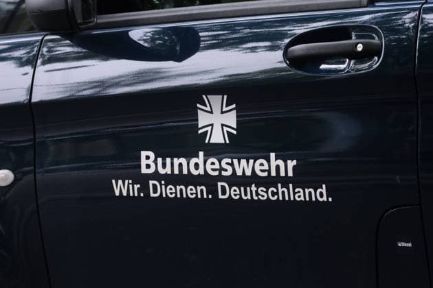 Düsseldorf 28.04.2023 Bundeswehr Werbefolie Dienstwagen Wehrpflicht Landesverteidigung Verteidigungsetat Streitkräfte Militärausgaben Image-Kampagne Imagekampagne Kampfeinsatz Auslandseinsatz Auslandsmission Düsseldorf Nordrhein-Westfalen Deutschland *** Duesseldorf 28 04 2023 German Armed Forces advertising foil official car military service national defense defense budget armed forces military expenditure image campaign combat mission foreign mission Düsseldorf North Rhine Westphalia Germany