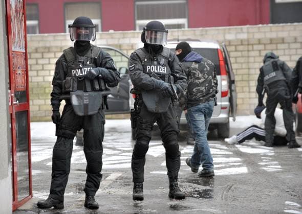 Festnahme des Sondereinsatzkommando der Polizei ( SEK ) eines wegen einem Tötungsdelikt gesuchten Mannes in Duisburg *** NUR FÜR REDAKTIONELLE ZWECKE *** EDITORIAL USE ONLY ***<p> Am Montag, den 13.02.2012 gegen 11 Uhr nehmen schwerbefaffnete Polizeibeamte des SEK und der Kriminalpolizei einen 29 - jährigen Mann auf einem Hinterhof des Rotlichtmileus an der Vulkanstrasse fest. Er gehört zum Umfeld der Rockerbande Hells Angels und wird von der Staatsanwaltschaft Cottbus wegen einem Tötungsdelikt gesucht. Seit Dezember soll er in einer Wohnung an der Koopmannstrasse in Duisburg - Meiderich gwohnt haben und wurde von der Polizei im Vorfeld observiert. Deutschland Duisburg Copyright: EICKERSHOFF,xStephan *** Arrest of Special Operations Copyright: EICKERSHOFF,xStephan docnrwhugopicture44885421 EDITORIAL USE ONLY