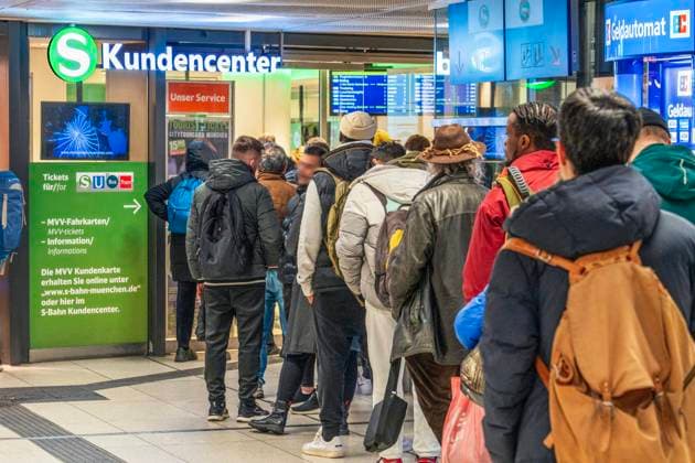 Deutschlandticket long queue in front of the S Bahn customer center, Munich, 28 04 2023 Germany, Munich, 28 April 2023, long queue in front of the S Bahn customer center at the main station, many Munich residents queue to buy the Deutschlandticket, long waiting times for the sale of the 49 euro ticket, D ticket valid from 1 May, public transport, local public transport,