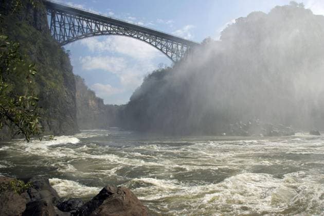 Brücke über den Sambesi Fluss zwischen Sambia und Simbabwe, bedeckt von der Gischt der Victoriafälle, südliches Afrika *** Bridge via the Zambezi River between Zambia and Zimbabwe, covered from the Spume the Victoria Falls, Southern Africa Copyright: imageBROKER alimdix xArterra ibltsm09215972.jpg