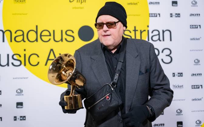 RECORD DATE NOT STATED 20230428 Amadeus Austrian Music Awards 2023 WIEN, OESTERREICH - 28. APRIL: Preistraeger der Amadeus Award 2022 fuer sein Lebenwerk Musiker Karl Ratzer nach der Show anslaesslich der Verleihung des Amadeus Austria Music Awards 2022 in der weissen Bar des Wiener Volkstheaters am 28. April 2022 in Wien, Oesterreich. 230429_SEPA_17_016 Copyright: xIsabellexOuvrardx SEPAxMedia