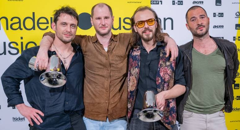 Bilder des Jahres 2023, Entertainment 04 April Entertainment Themen der Woche KW17 Entertainment Bilder des Tages RECORD DATE NOT STATED 20230428 Amadeus Austrian Music Awards 2023 WIEN, OESTERREICH - 28. APRIL: Wanda Preistraeger der Amadeus Award 2023 in der Kategorie - Live-Act des Jahres und Album des Jahres- praesentiert von oeticket - nach der Verleihung in der weissen Bar des Wiener Volkstheaters am 28. April 2023 in Wien, Oesterreich. 230429_SEPA_17_024 Copyright: xIsabellexOuvrardx SEPAxMedia