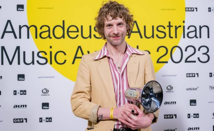 RECORD DATE NOT STATED 20230428 Amadeus Austrian Music Awards 2023 WIEN, OESTERREICH - 28. APRIL: Voodoo Juergens Preistraeger der Amadeus Award 2023 in der Kategorie - Alternative - nach der Verleihung in der weissen Bar des Wiener Volkstheaters am 28. April 2023 in Wien, Oesterreich. 230429_SEPA_17_027 Copyright: xIsabellexOuvrardx SEPAxMedia