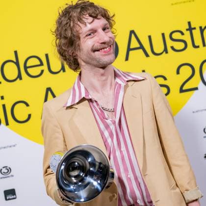 RECORD DATE NOT STATED 20230428 Amadeus Austrian Music Awards 2023 WIEN, OESTERREICH - 28. APRIL: Voodoo Juergens Preistraeger der Amadeus Award 2023 in der Kategorie - Alternative - nach der Verleihung in der weissen Bar des Wiener Volkstheaters am 28. April 2023 in Wien, Oesterreich. 230429_SEPA_17_028 Copyright: xIsabellexOuvrardx SEPAxMedia