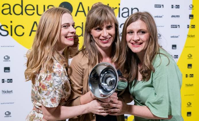 Entertainment Bilder des Tages RECORD DATE NOT STATED 20230428 Amadeus Austrian Music Awards 2023 WIEN, OESTERREICH - 28. APRIL: Poxrucker Sisters Preistraegerinnen der Amadeus Award 2023 in der Kategorie - SongwriterIn des Jahres, praesentiert von akm und austro mechana - nach der Verleihung in der weissen Bar des Wiener Volkstheaters am 28. April 2023 in Wien, Oesterreich. 230429_SEPA_17_032 Copyright: xIsabellexOuvrardx SEPAxMedia