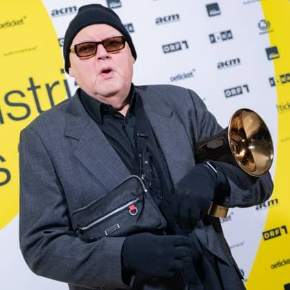 Entertainment Bilder des Tages RECORD DATE NOT STATED 20230428 Amadeus Austrian Music Awards 2023 WIEN, OESTERREICH - 28. APRIL: Preistraeger der Amadeus Award 2022 fuer sein Lebenwerk Musiker Karl Ratzer nach der Show anslaesslich der Verleihung des Amadeus Austria Music Awards 2022 in der weissen Bar des Wiener Volkstheaters am 28. April 2022 in Wien, Oesterreich. 230429_SEPA_17_014 Copyright: xIsabellexOuvrardx SEPAxMedia