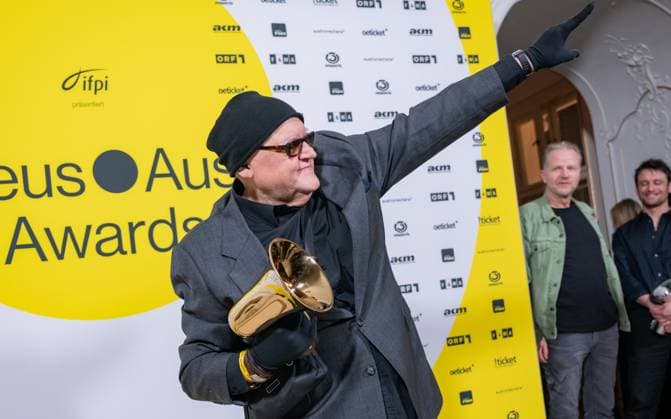 RECORD DATE NOT STATED 20230428 Amadeus Austrian Music Awards 2023 WIEN, OESTERREICH - 28. APRIL: Preistraeger der Amadeus Award 2022 fuer sein Lebenwerk Musiker Karl Ratzer nach der Show anslaesslich der Verleihung des Amadeus Austria Music Awards 2022 in der weissen Bar des Wiener Volkstheaters am 28. April 2022 in Wien, Oesterreich. 230429_SEPA_17_020 Copyright: xIsabellexOuvrardx SEPAxMedia