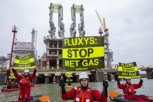 Bilder des Jahres 2023, News 04 April News Themen der Woche KW17 News Bilder des Tages Illustration picture shows a protest action of Greenpeace environmental activists, at the liquid gas terminal of Fluxys, in the Zeebrugge harbour, Saturday 29 April 2023.  NICOLASxMAETERLINCK 66407333