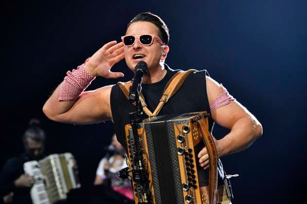 Bilder des Jahres 2023, Entertainment 04 April Entertainment Themen der Woche KW17 Andreas Gabalier live bei einem Konzert seiner Dirndl-Wahnsinn-Hulapalu! -Tour in der Mercedes-Benz Arena. Berlin, 28.04.2023 *** Andreas Gabalier live at a concert of his Dirndl Wahnsinn Hulapalu Tour at the Mercedes Benz Arena Berlin, 28 04 2023 Foto:xN.xKubelkax xFuturexImage