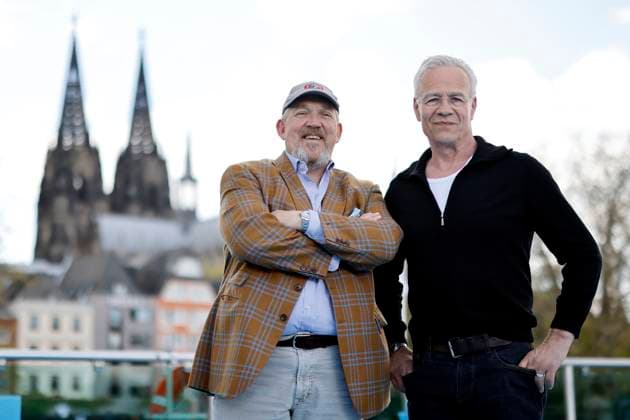 Bilder des Jahres 2023, Entertainment 04 April Entertainment Themen der Woche KW17 Die Tatort-Schauspieler Dietmar Bär und Klaus J. Behrendt bei einem Fototermin anlässlich 25 Jahre Tatort-Straßen der Welt e.V. auf einem Rheinschiff am Altstadt-Anleger vor dem Kölner Dom. Köln, 28.04.2023 NRW Deutschland *** The Tatort actors Dietmar Bär and Klaus J Behrendt at a photo session on the occasion of 25 years Tatort Straßen der Welt e V on a Rhine ship at the Altstadt pier in front of Cologne Cathedral Cologne, 28 04 2023 NRW Germany Copyright: xChristophxHardtx