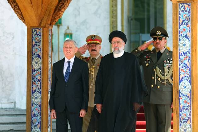 News Themen der Woche KW17 News Bilder des Tages April 29, 2023, Tehran, Tehran, Iran: Iranian President EBRAHIM RAISI (R) and his Iraqi counterpart ABDUL LATIF RASHID (L) during a welcome ceremony. Tehran Iran - ZUMAi98_ 20230429_zih_i98_033 Copyright: xIranianxPresidencyx