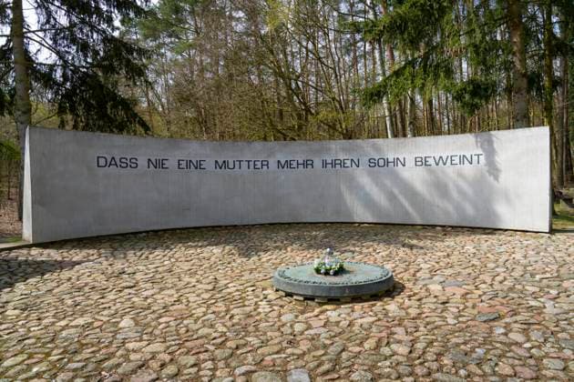 Die Kriegsgräberstätte Golm in Kaminke (Landkreis Vorpommern-Greifswald) auf der Ostseeinsel Usedom in Mecklenburg-Vorpommern. Hier wurden nach einem Bombenangriff auf Swinemünde am 12. 03. 1945 bis zu 23000 Tote beerdigt. *** The war cemetery Golm in Kaminke district of Western Pomerania Greifswald on the Baltic Sea island of Usedom in Mecklenburg Western Pomerania Here after a bombing raid on Swinemünde on 12 03 1945 up to 23000 dead were buried