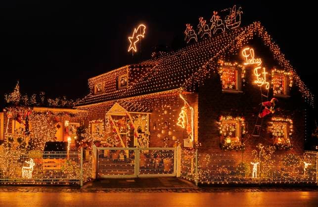 house fully decorated with christmas lights Copyright: xGrischaxGeorgiewx xDesignxPicsx , 30564843 Copyright: GrischaxGeorgiewx xDesignxPics 30564843