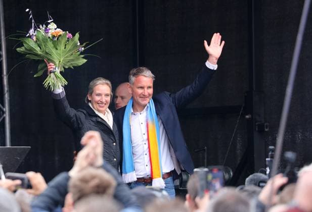 News Themen der Woche KW17 News Bilder des Tages Zukunft fuer Deutschland - Demo der AfD in Erfurt 29.04.2023, Erfurt, Theaterplatz, Grossdemonstration Kundgebung der AfD unter dem Motto Zukunft fuer Deutschland im Bild: Alice Weidel und Bjoern Hoecke *** Future for Germany demonstration of the AfD in Erfurt 29 04 2023, Erfurt, Theaterplatz, large demonstration rally of the AfD under the motto Future for Germany in the picture Alice Weidel and Bjoern Hoecke