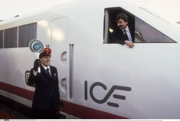 Feature Symbol InterCityExperimental 11 85 rag Der InterCityExperimental am 26. November 1985 im Hauptbahnhof Bielefeld anlässlich seiner bevorstehenden Rekordfahrt von Gütersloh nach Hamm, bei der der Zug eine Höchstgeschwindigkeit von 317 km h erreichte ICE V Vorläufer ICE InterCityExpress Versuchszug Experimentalzug Deutsche Bundesbahn Bahn DB quer Triebwagen Logo ICE Lokführer Schaffner Zugbegleiter offenes Fenster Kelle Signalkelle haltend lächelnd *** Feature Symbol InterCityExperimental 11 85 rag The InterCityExperimental on 26 November 1985 in the main station Bielefeld on the occasion of its forthcoming record journey from Gütersloh to Hamm, during which the train reached a maximum speed of 317 km h ICE V forerunner ICE In