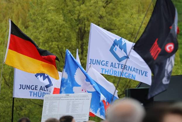 Zukunft fuer Deutschland - Demo der AfD in Erfurt 29.04.2023, Erfurt, Theaterplatz, Grossdemonstration Kundgebung der AfD unter dem Motto Zukunft fuer Deutschland im Bild: unterschiedliche Fahnen - Junge Alternative Thueringen, due Deutschland-Fahne und mit Friedenstaube *** Future for Germany demonstration of the AfD in Erfurt 29 04 2023, Erfurt, Theaterplatz, large demonstration rally of the AfD under the motto Future for Germany in the picture different flags Junge Alternative Thueringen, due Germany flag and with peace dove