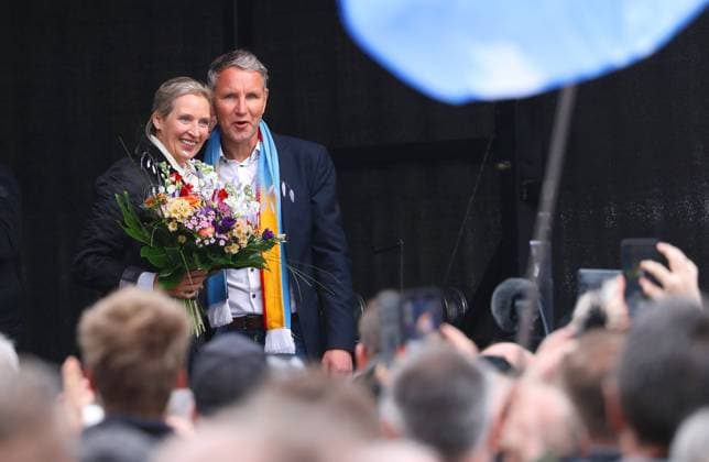 Zukunft fuer Deutschland - Demo der AfD in Erfurt 29.04.2023, Erfurt, Theaterplatz, Grossdemonstration Kundgebung der AfD unter dem Motto Zukunft fuer Deutschland im Bild: Alice Weidel und Bjoern Hoecke *** Future for Germany demonstration of the AfD in Erfurt 29 04 2023, Erfurt, Theaterplatz, large demonstration rally of the AfD under the motto Future for Germany in the picture Alice Weidel and Bjoern Hoecke