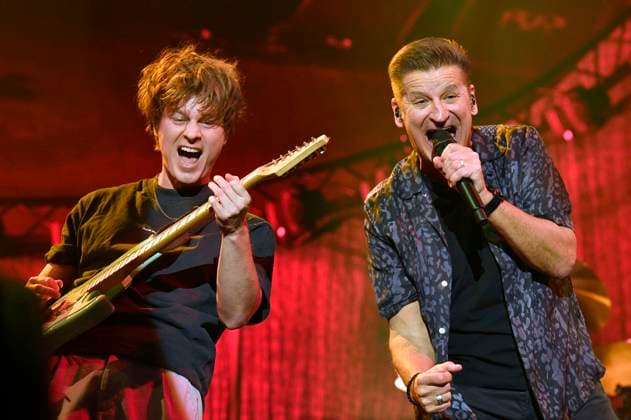Bilder des Jahres 2023, Entertainment 04 April Entertainment Themen der Woche KW17 Severin von Sydow und Hartmut Engler von Pur live bei einem Konzert der Persönlich Tour 2023 in der Mercedes-Benz Arena. Berlin, 29.04.2023 *** Severin von Sydow and Hartmut Engler of Pur live at a concert of the Persönlich Tour 2023 at the Mercedes Benz Arena Berlin, 29 04 2023 Foto:xN.xKubelkax xFuturexImage