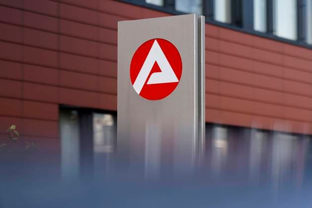 Arge-Logo an der Agentur für Arbeit in Ossendorf. Die Jobcenter in Deutschland bieten Unterstützung für Geflüchtete aus der Ukraine, ihren Lebensunterhalt abzusichern. Dazu gibt es eine monatliche finanzielle Unterstützung, das sogenannte Bürgergeld (Grundsicherung). (Themenbild, Symbolbild) Köln, 28.04.2022 NRW Deutschland *** Arge logo at the Employment Agency in Ossendorf The job centers in Germany offer support for refugees from Ukraine to secure their livelihood For this purpose, there is a monthly financial support, the so-called citizens money basic security Topic image, symbol image Cologne, 28 04 2022 NRW Germany Copyright: xChristophxHardtx