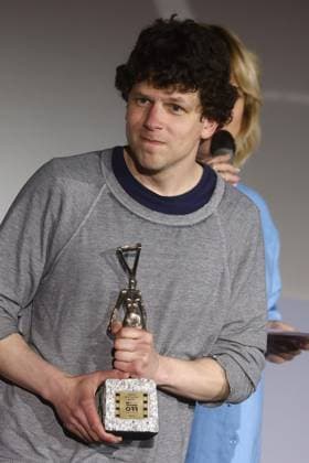 Jesse Eisenberg In Krakow, Poland Actor and director Jesse Eisenberg receives Against the Current award during the 16th edition of International Festival of Independent Cinema Mastercard OFF CAMERA in Krakow, Poland on April 29, 2023. Krakow Poland  Copyright: xBeataxZawrzelx originalFilename: zawrzel-jesseeis230429_npDHJ.jpg