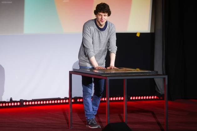Jesse Eisenberg In Krakow, Poland Actor and director Jesse Eisenberg imprints his hands during the 16th edition of International Festival of Independent Cinema Mastercard OFF CAMERA in Krakow, Poland on April 29, 2023. Krakow Poland  Copyright: xBeataxZawrzelx originalFilename: zawrzel-jesseeis230429_npOFL.jpg