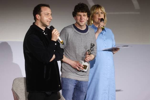 Jesse Eisenberg In Krakow, Poland Actor and director Jesse Eisenberg receives Against the Current award during the 16th edition of International Festival of Independent Cinema Mastercard OFF CAMERA in Krakow, Poland on April 29, 2023. Krakow Poland  Copyright: xBeataxZawrzelx originalFilename: zawrzel-jesseeis230429_npTDx.jpg