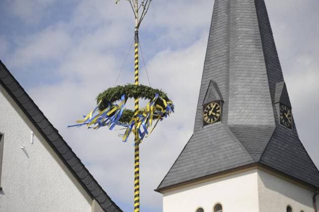 RECORD DATE NOT STATED Maibaumaufstellung im Dorf Neukirchen *** NUR FÜR REDAKTIONELLE ZWECKE *** EDITORIAL USE ONLY ***<p>Der Maibaum steht am Sonntag, den 30.04.2023, in Neukirchen-Vluyn. Deutschland NRW Neukirchen-Vluyn Copyright: OleksandrxVoskresenskyi *** Maypole erection in the village of Neukirchen FOR EDITORIAL PURPOSES ONLY EDITORIAL USE ONLY p The maypole stands on Sunday, 30 04 2023, in Neukirchen Vluyn Germany NRW Neukirchen Vluyn Copyright OleksandrxVoskresenskyi Copyright: OleksandrxVoskresenskyi doc7q02r2p1dpef9gua5eb ,EDITORIAL USE ONLY
