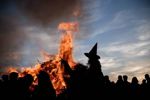 Bilder des Jahres 2023, News 04 April News Themen der Woche KW17 30.04.2023 Weimarer Land - Bergern: Ein Mädchen als Hexe verkleidet mit einem Hexenhut zeichnet sich als Silhouette vor einem traditionellen Feuer zur Walpurgisnacht ab. *** 30 04 2023 Weimarer Land Bergern A girl dressed as a witch with a witchs hat stands out as a silhouette in front of a traditional fire for Walpurgis Night