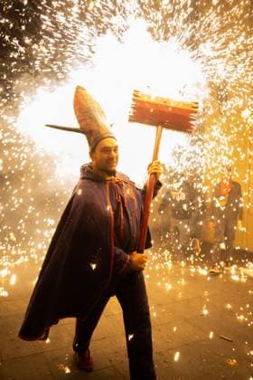 Bilder des Jahres 2023, News 04 April News Themen der Woche KW17 News Bilder des Tages April 30, 2023, Vilafranca del Penedes, Catalonia, Spain: The XV Diabolic is a celebration of light and fire organized by the Ball de Diables de Vilafranca del Penedes that fills the city of Vilafranca del Penedes, located in the wine region of Penedes, with movement, tradition, and pyrotechnics. Vilafranca del Penedes Spain - ZUMAr179 20230430_zip_r179_011 Copyright: xEricxRenomx