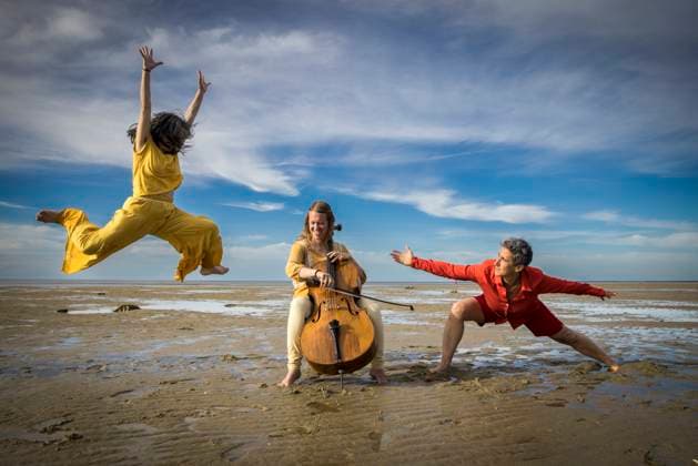 Creative Highlights Symbolbilder dancers and cellist performing on Cape Cod beach Brewster, Massachusetts, United States CR_JUCU230316-1124230-01 ,model released, Symbolfoto
