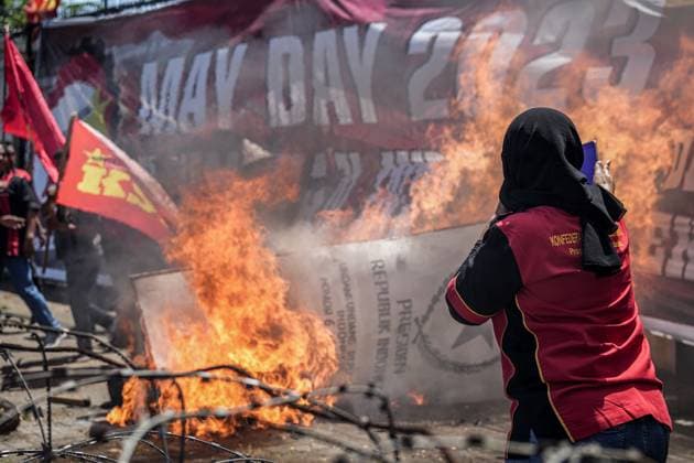 News Themen der Woche KW18 May 1, 2023, Makassar, South Sulawesi, Indonesia: A number of workers burned a replica of the work copyright law in protest when holding a demonstration to commemorate International Labor Day which coincides on May 1. The action activity was carried out by blocking the road in front of the South Sulawesi Regional People s Representative Council office. Makassar Indonesia - ZUMAb223 20230501_zip_b223_001 Copyright: xHerwinxBaharx