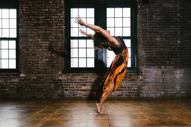 Creative Highlights Symbolbilder Young female dancer arched back movement by brick wall Milwaukee, Wisconsin, United States CR_WVNP230426-1172967-01 ,model released, Symbolfoto