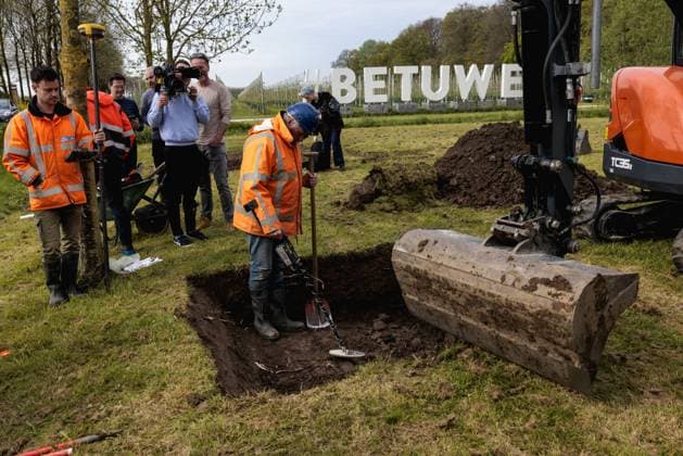 News Bilder des Tages OMMEREN - Employees of the Historical Circle Kesteren are looking for an alleged Nazi treasure. In January it was announced that during the Second World War, Germans would have buried a gold treasure in the village of Gelderland with valuables that had been captured from an Arnhem bank. A treasure map was found in the National Archives showing the place where the treasure was buried. ANP MARCEL KRIJGSMAN netherlands out - belgium out  Copyright: xx x468254209x originalFilename: 468254209.jpg