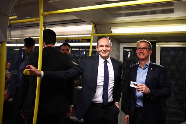 Bilder des Jahres 2023, News 05 Mai News Themen der Woche KW18 News Bilder des Tages Symbolischer Start des Deutschlandtickets mit Bundesminister für Digitales und Verkehr Volker Wissing und Vorstand Betrieb bei der BVG Rolf Erfurt am Bahnhof Museumsinsel in Berlin am 1. Mai 2023. Start des Deutschlandtickets *** Symbolic launch of the Deutschlandticket with Federal Minister of Digital Affairs and Transport Volker Wissing and Chief Operating Officer at BVG Rolf Erfurt at Museumsinsel station in Berlin on May 1, 2023 Launch of the Deutschlandticket