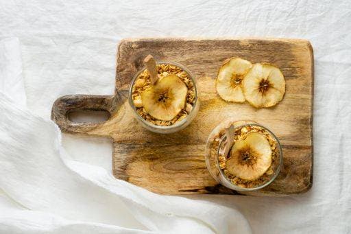 RECORD DATE NOT STATED A top view of an overnight oats healthy meal with yogurt and apple slice on a cutting board *** einer Spitze Ansicht des An&Verkauf naechtlichem Hafer gesund Mahlzeit mit yogurt und Apfel Scheibchen am einer Schneiden Brett 3284353