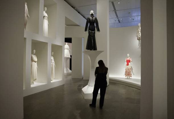 Entertainment Bilder des Tages Fashion is on display at the Karl Lagerfeld: A Line of Beauty press preview on the morning before The Met Gala at The Metropolitan Museum of Art in New York City on Monday, May 1, 2023.  NYP202305019024 JOHNxANGELILLO