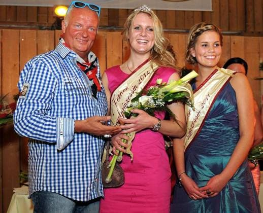 Wahl der 2. Spargelprinzessin auf dem Spargelhof Schippers *** NUR FÜR REDAKTIONELLE ZWECKE *** EDITORIAL USE ONLY ***<p>Am Freitag, den 20.04.2012 in Alpen Veen. Spargelsaisoneröffnungsparty mit der Wahl der 2. Spargelprinzessin auf dem Spargelhof Schippers in Veen. Stargast ist Willi Girmes un ddie Teilnehmerinnen zur Wahl sind Julia, Marie, Neele, Friederike, Catrin, Lena und Jennie. (vl) Willi Girmes, Friederike die neue Spargelprinzessin und die Spargelprinzessin des Vorjahres Linda Tenorth. D NRW Alpen Veen Copyright: HeikoxKempken *** Election the 2 Asparagus princess at the Spargelhof Schippers *** ONLY FOR EDITORIAL PURPOSE *** EDITORIAL USE ONLY *** P on Friday, the 20 04 2012 in Alps Veen Asparagus season opening party Copyright: HeikoxKempken docnrwhugopicture46496658 EDITORIAL USE ONLY