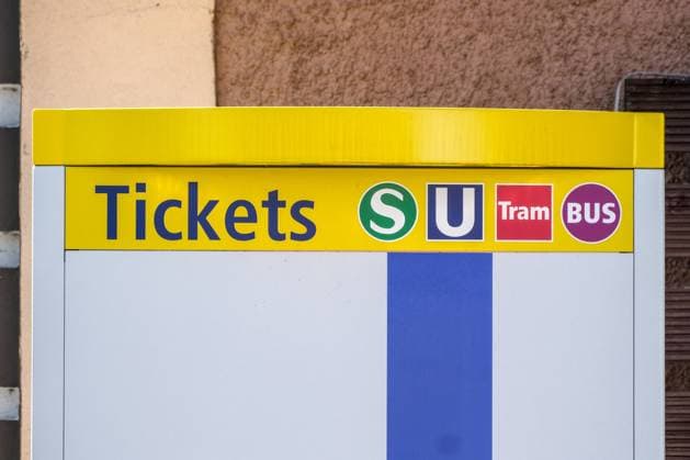 Essen 01.05.2023 Ticketautomat Ticket-Automat Fahrschein Fahrscheine Fahrkarte Fahrkarten Verkaufsautomat Nahverkehr ÖPNV DB Deutsche Bahn VRR Preiserhöhung Preise Bargeld Geld Geldscheine bargeldlos Kreditkarte EC-Karte Girocard Strassenbahn Tram U-Bahn Bus Tarife Tarifzone Wabe Tarifwabe Pendler Homeoffice Abonnement Abo-Kunden Tickets 49-Euro-Ticket Inflation Bürgergeld Deutschlandticket Fahrscheinentwerter DB Deutsche Bahn Essen Nordrhein-Westfalen Deutschland *** Essen 01 05 2023 ticket vending machine ticket vending machine local transport ÖPNV DB Deutsche Bahn VRR price increase prices cash money banknotes cashless credit card EC card Girocard streetcar subway bus tariffs tariff zone honeycomb tariff honeycomb commuter home offi