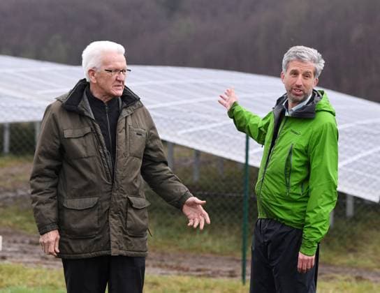 Archivbild: Boris Palmer will aus der Gruenen-Partei austreten Tuebingen 07.04.2022 Der Oberbuergermeister Boris Palmer (re, Die Gruenen) und Ministerpraesident Winfried Kretschmann (li, Die Gruenen) bei einem Besichtigungstermin der Photovoltaikanlage, Lustnauer Ohren, in Tuebingen an der B 28. *** Archive photo Boris Palmer wants to leave the Green Party Tuebingen 07 04 2022 The Mayor Boris Palmer r, The Greens and Prime Minister Winfried Kretschmann li, The Greens at an inspection of the photovoltaic plant, Lustnauer ears, in Tuebingen on the B 28 ULMER