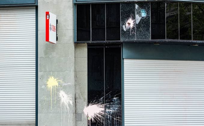 Beim offiziellen 1. Mai Umzug am Morgen wurde auch die UBS-Fililale zerstört. Ein regelrechter Saubannerzug zog durch die Zürcher Innenstadt. (Zürich, Schweiz, 1. Mai 2023)
