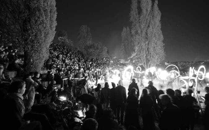 Berliner Mauerpark Walpurgisnacht Fackeln Feuertänze im Berliner Mauerpark Prenzlauer Berg zur Walpurgisnacht, tausende Menschen feiern friedlich in den 1.Mai 30.04.2023 *** Berlin Wall Park Walpurgis Night torches fire dances in the Berlin Wall Park Prenzlauer Berg to the Walpurgis Night, thousands of people celebrate peacefully into the 1 May 30 04 2023