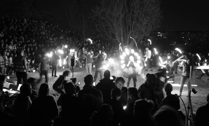 Berliner Mauerpark Walpurgisnacht Fackeln Feuertänze im Berliner Mauerpark Prenzlauer Berg zur Walpurgisnacht, tausende Menschen feiern friedlich in den 1.Mai 30.04.2023 *** Berlin Wall Park Walpurgis Night torches fire dances in the Berlin Wall Park Prenzlauer Berg to the Walpurgis Night, thousands of people celebrate peacefully into the 1 May 30 04 2023