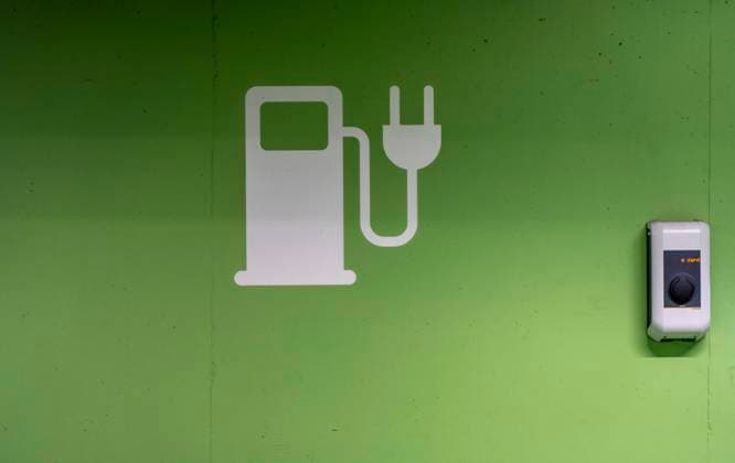 Stromtankstelle, Ladestation für Elektro Fahrzeuge, in einer Tiefgarage, Deutschland E-Tanke *** Electric charging station, charging station for electric vehicles, in an underground car park, Germany E Tanke
