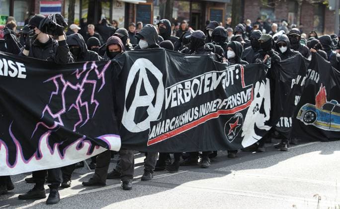 Demonstration am Tag der Arbeit unter dem Motto: Das System ist die Krise Anarchismus in die Offensive!. Zu der Kundgebung hatte das anarchistische Bündnis Schwarz-Roter 1. Mai aufgerufen. Zum Abmarsch des Demonstrationszuges, der sich an der U-Bahnstation am Tierpark Hagenbeck aufgestellt hatte, kam es jedoch nicht. Da zahlreiche Demonstrantinnen und Demonstranten vermummt waren, wurde der Demonstrationszug von der Polizei gestoppt. Der Versammlungsleiter löste die Kundgebung später auf. Die Polizei war mit einem Großaufgebot vor Ort. Stellingen Hamburg *** Demonstration on Labor Day under the slogan The system is the crisis Anarchism on the offensive The anarchist alliance Schwarz Roter 1 Mai had called for the rally Howev