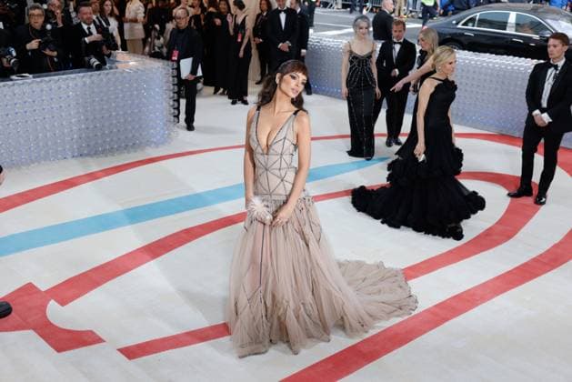 Emily Ratajkowski arrives on the red carpet for The Met Gala at The Metropolitan Museum of Art celebrating the opening of Karl Lagerfeld: A Line of Beauty in New York City on Monday, May 1, 2023.  NYP20230501447 JOHNxANGELILLO