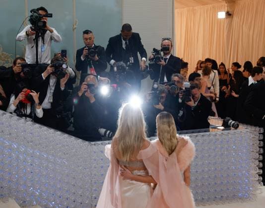 Entertainment Bilder des Tages Lila Grace Moss and Kate Moss arrive on the red carpet for The Met Gala at The Metropolitan Museum of Art celebrating the opening of Karl Lagerfeld: A Line of Beauty in New York City on Monday, May 1, 2023.  NYP202305012925 JOHNxANGELILLO
