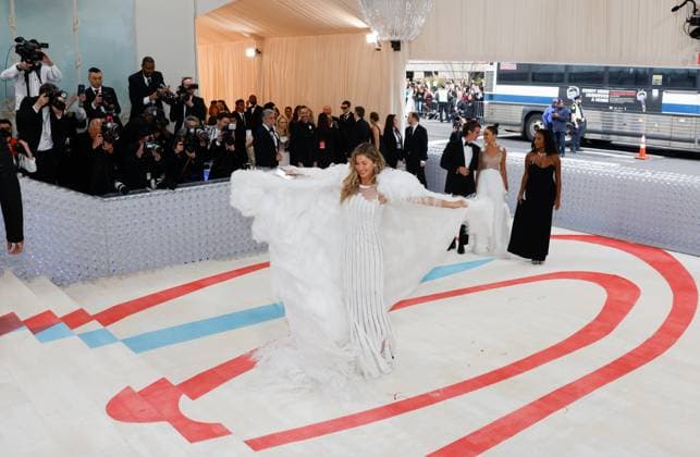 Entertainment Bilder des Tages Gisele Bündchen arrives on the red carpet for The Met Gala at The Metropolitan Museum of Art celebrating the opening of Karl Lagerfeld: A Line of Beauty in New York City on Monday, May 1, 2023.  NYP202305012928 JOHNxANGELILLO